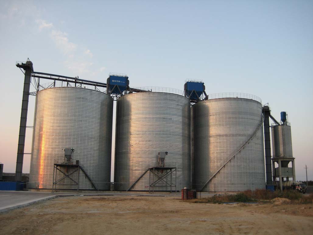 Mineral storage tanks