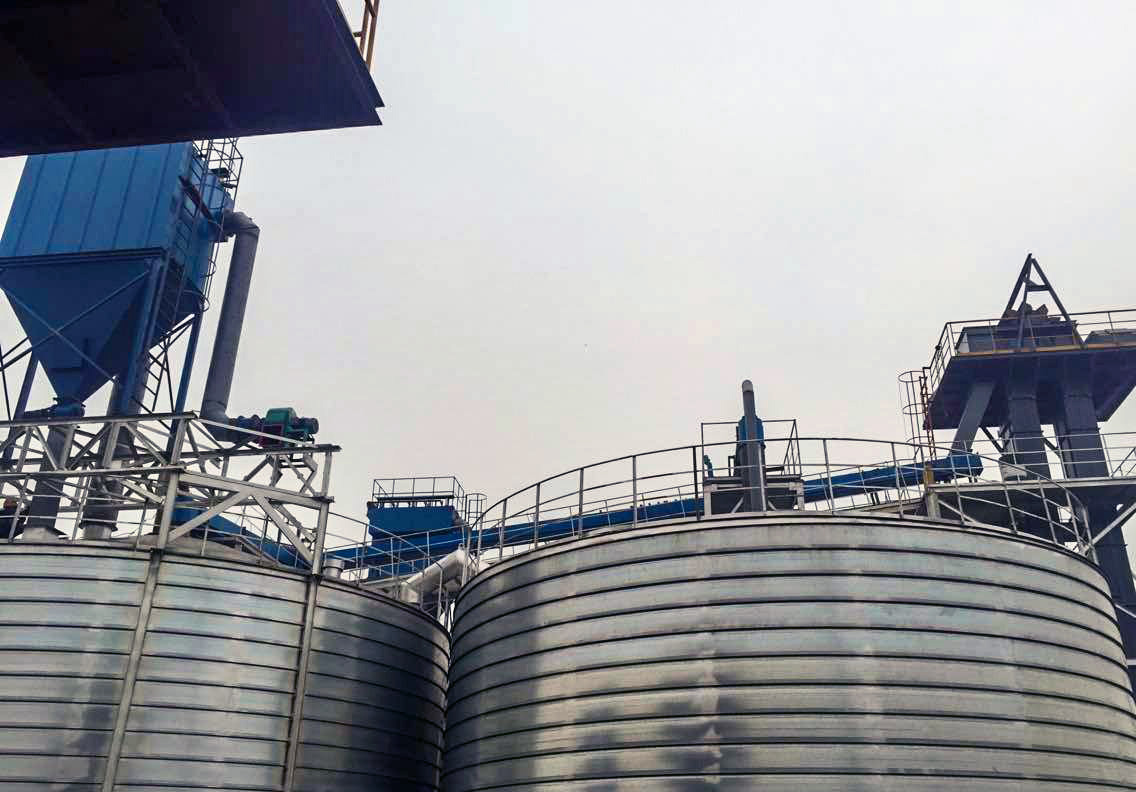 silo loading equipments on the silo top